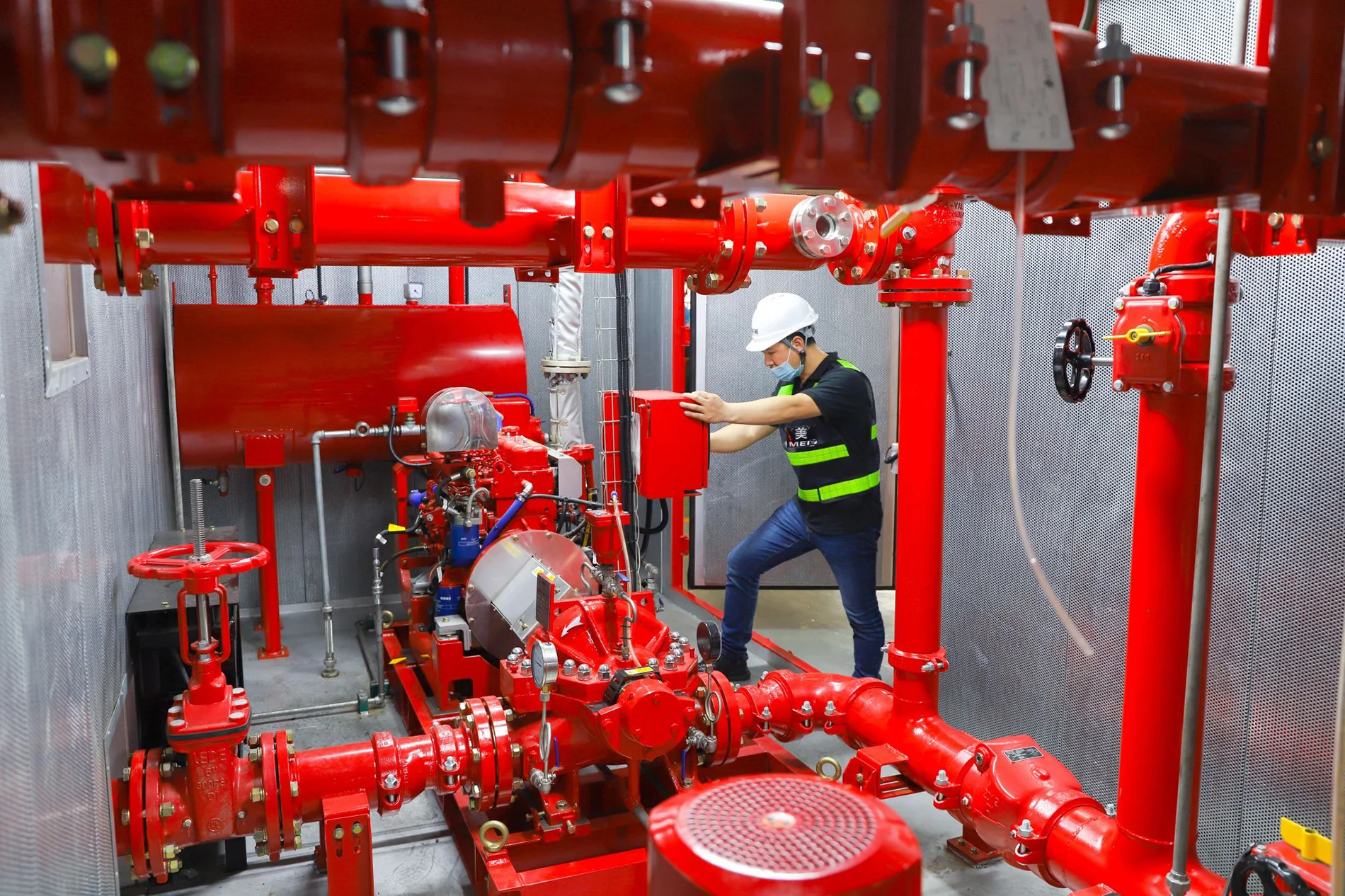 Instalación de red de tuberías y válvulas de agua contra incendio