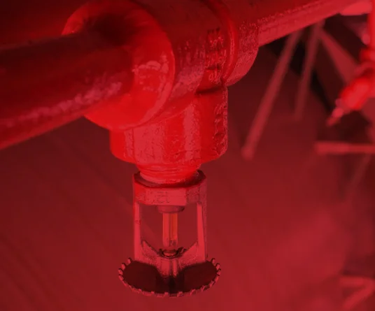 Rociador contra incendio en tubería roja