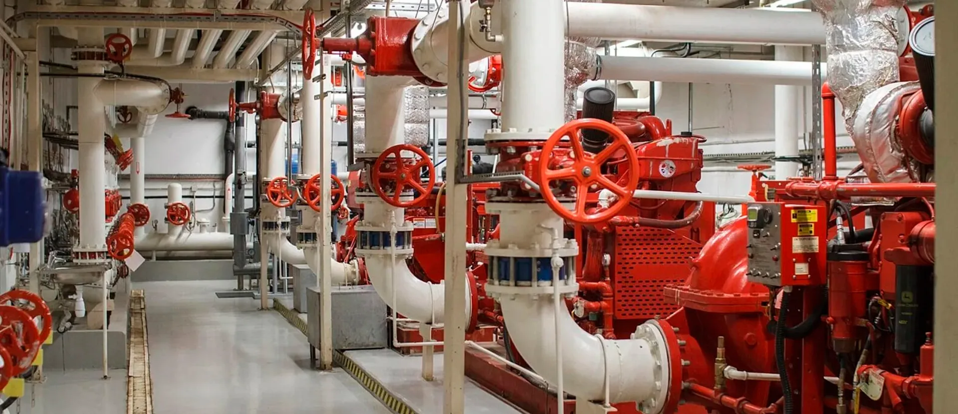 Tuberías y válvulas de una red de agua contra incendio
