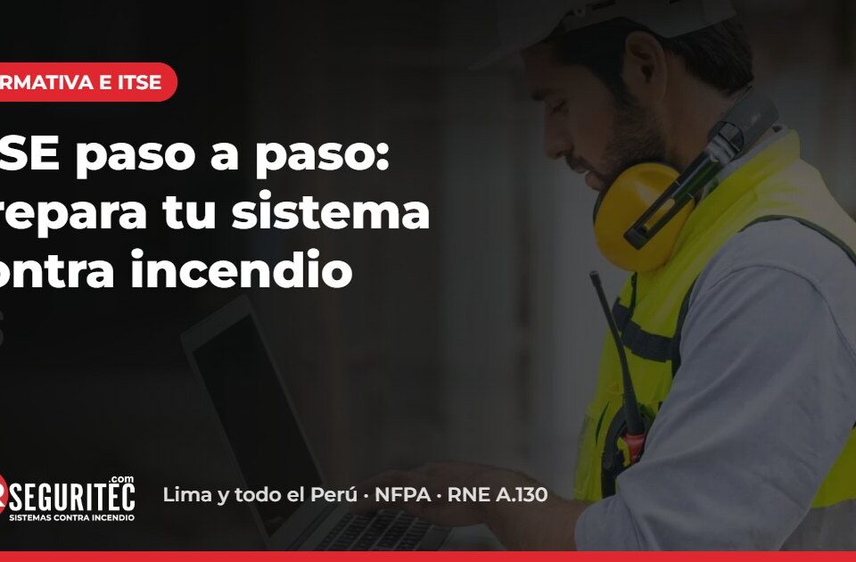 Inspector revisando documentos del sistema contra incendio para la ITSE