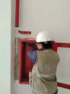 Técnico fijando un gabinete contra incendio empotrado