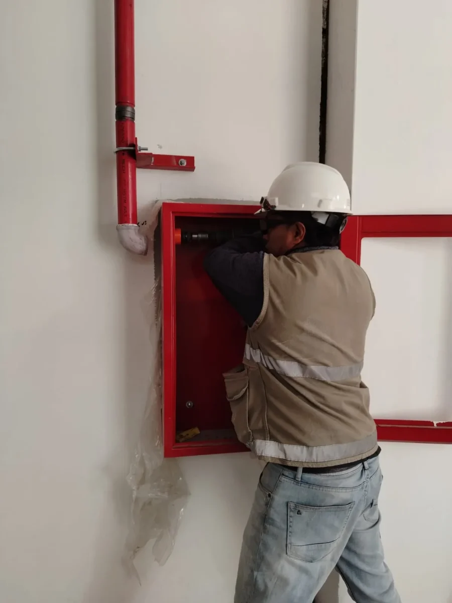 Técnico instalando un gabinete contra incendio con conexión a la bajada