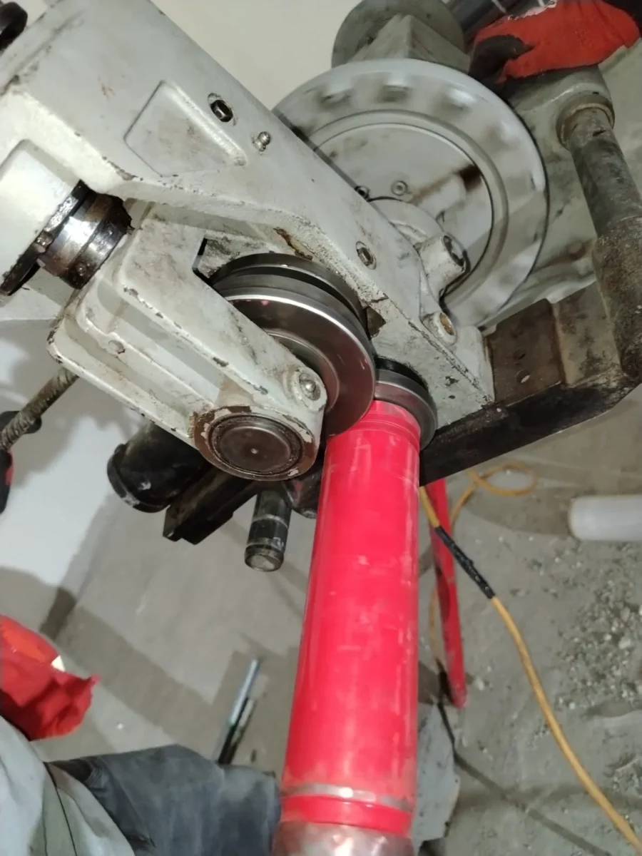 Ranurado de tubería contra incendio con máquina ranuradora en obra